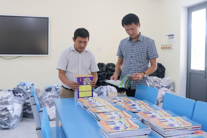  Cùng với sự chuẩn bị của phụ huynh, các trường học cũng đã rà soát lại số lượng sách ở thư viện, tủ sách dùng chung, chuẩn bị cho học sinh nghiên cứu và học tập. Cán bộ, nhân viên Trường THCS Xuân Diệu, xã Can Lộc rà soát lại sách giáo khoa ở thư viện trường. 