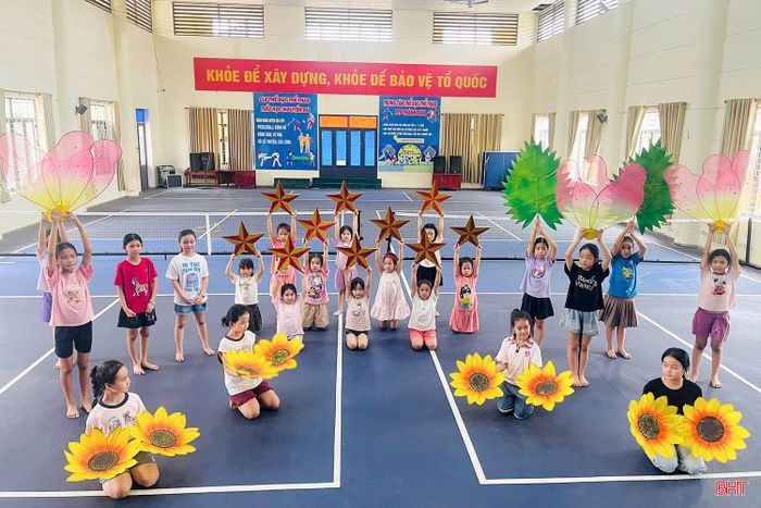  Các tiết mục văn nghệ cũng đang được tập dượt lần cuối chuẩn bị cho khoảnh khắc đón học sinh lớp 1. (Ảnh chụp tại Trường Tiểu học Nguyễn Du, phường Thành Sen). 