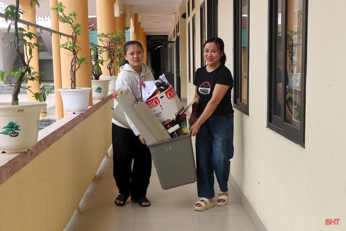 Giáo viên Trường Tiểu học Văn Yên (phường Thành Sen) dọn dẹp, lau chùi bàn ghế, đảm bảo môi trường học tập an toàn, sạch đẹp cho học sinh.