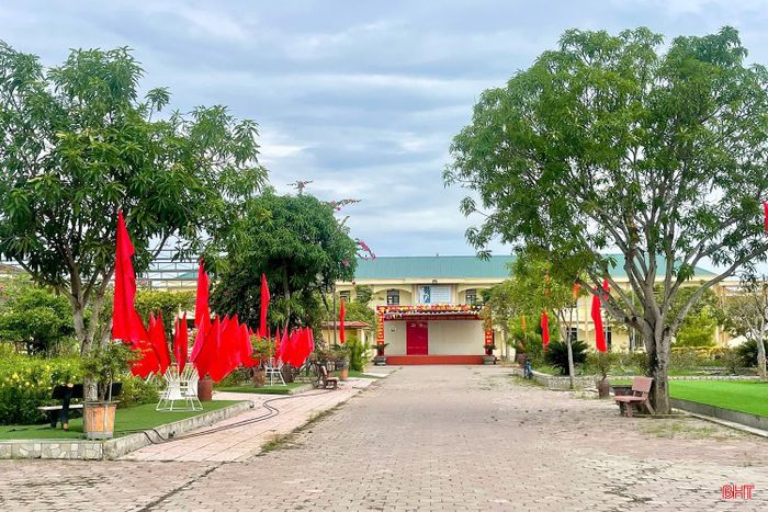 Hệ thống bồn hoa, cây cảnh tại Trường THCS Mỹ Châu được chăm sóc tỉ mỉ, tạo điểm nhấn cảnh quan xanh - sạch - đẹp.