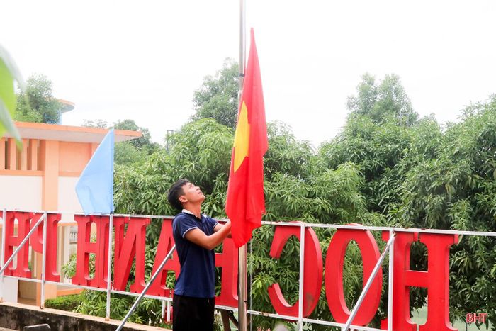 Cờ Tổ quốc được treo trang trọng, tạo không khí rộn ràng trước ngày tựu trường.