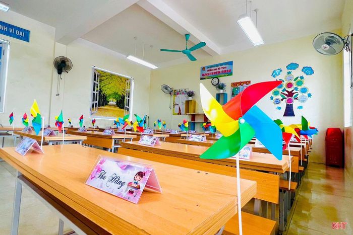 Từ những bàn tay khéo léo, công sức lao động của các thầy cô, lớp học đã khang trang, sẵn sàng chào đón học sinh.