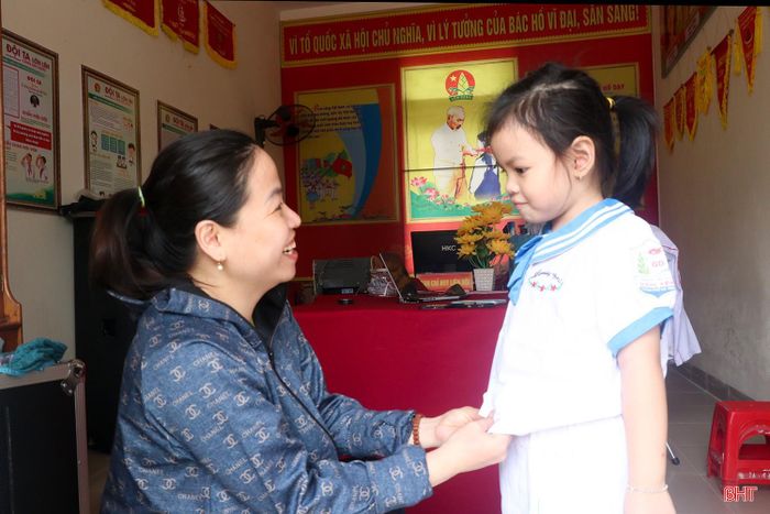 Chị Phạm Thị Phương - phụ huynh ở phường Thành Sen chia sẻ: "Tôi rất hồi hộp và lo lắng khi con vào lớp 1. Để chuẩn bị hành trang cho con, tôi cũng đã đến trường nhận đồng phục, sách vở, sẵn sàng cùng con bước vào năm học mới".