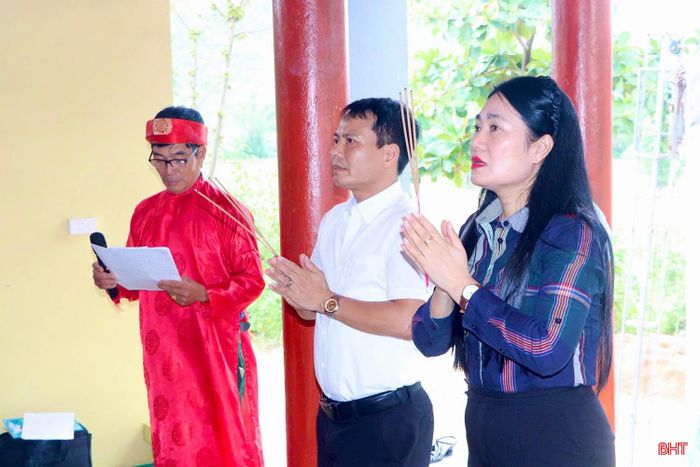 Phó Chủ tịch HĐND tỉnh Nguyễn Thị Việt Hà và đại biểu dâng hương tại đền Đức Thánh Cả.