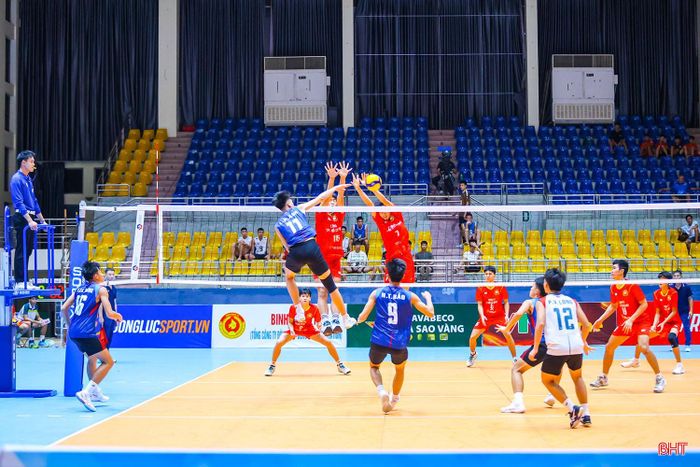 Đội trẻ Hà Tĩnh (áo xanh) gặp nhiều khó khăn trước đội trẻ Công an TP Hồ Chí Minh.