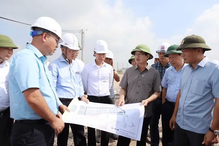 Chủ tịch Ủy ban Nhân dân tỉnh Phạm Hoàng Sơn kiểm tra, đôn đốc tiến độ xây dựng các khu tái định cư phục vụ sân bay Gia Bình. (Ảnh: Cổng Thông tin điện tử tỉnh Bắc Ninh)