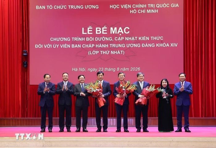 Đại diện Lớp Bồi dưỡng tặng hoa các đồng chí lãnh đạo Đảng, Nhà nước. (Ảnh: Văn Điệp/TTXVN)
