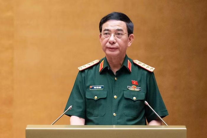 Đại tướng Phan Văn Giang, Phó Thủ tướng, Bộ trưởng Bộ Quốc phòng trình bày Báo cáo. (Ảnh: quochoi.vn)