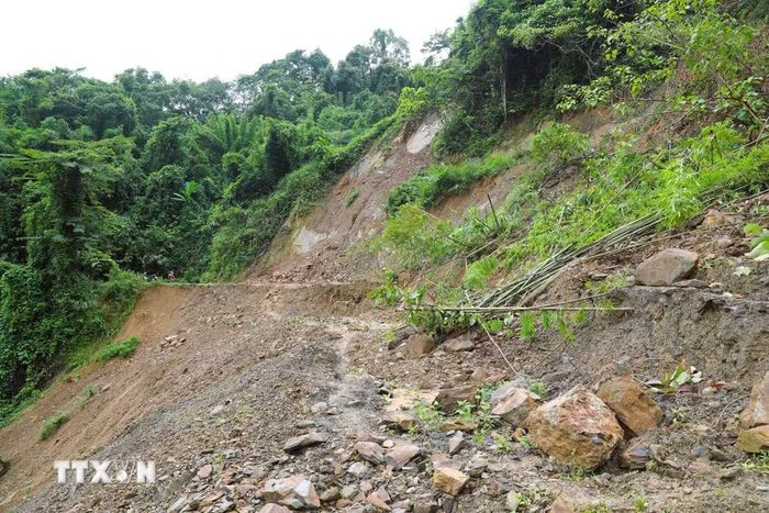Trong hàng chục điểm sạt lở trên tuyến đường Xốp Kho-Na Ngân (xã Nga My, Nghệ An) hiện có 5 điểm sạt lở, sụt trượt quy mô lớn khiến tuyến đường bị chia cắt, bản Na Ngân bị cô lập hoàn toàn. (Ảnh: Xuân Tiến/TTXVN)