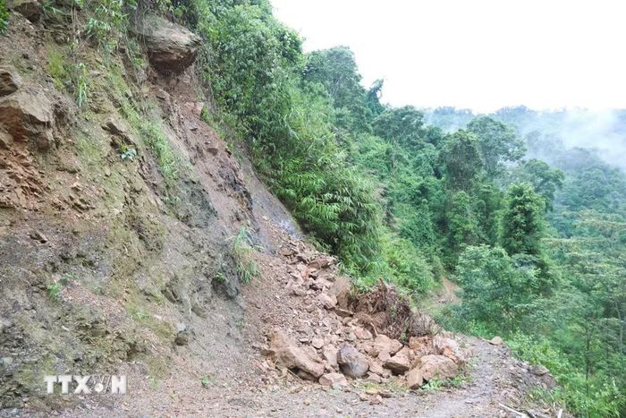 Một điểm sạt lở vách núi trên con đường độc đạo vào bản Na Ngân (xã Nga My, Nghệ An). (Ảnh: Xuân Tiến/TTXVN)