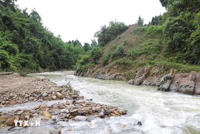 Suối Nậm Ngân chia cắt tuyến đường Xốp Kho-Na Ngân tại khe Hưng. (Ảnh: Xuân Tiến/TTXVN)