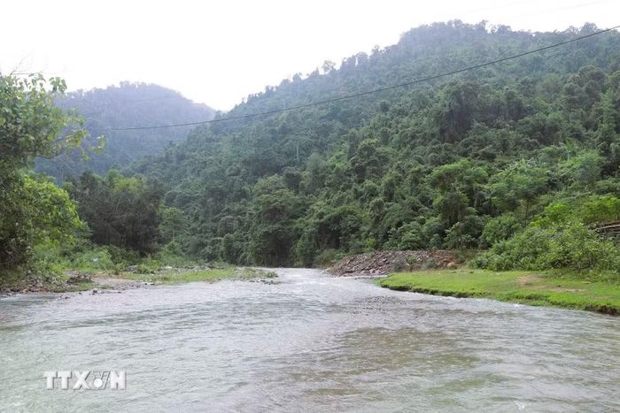 Suối Nậm Ngân chia cắt tuyến đường Xốp Kho - Na Ngân tại điểm khe Đền. (Ảnh: Xuân Tiến/TTXVN)