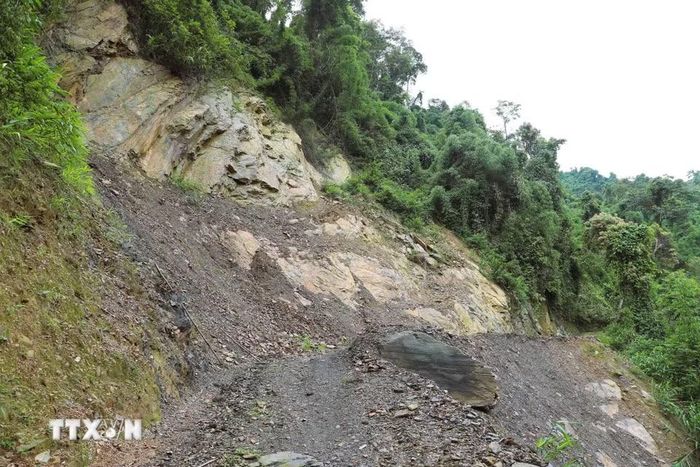 Nguy cơ sạt lở vách ta-luy dương tại dốc Co Pọng. (Ảnh: Xuân Tiến/TTXVN)
