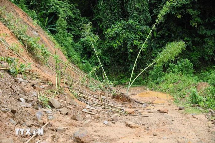 Điểm sạt lở tại dốc Hin Nam trên con đường vào bản Na Ngân (xã Nga My, Nghệ An). (Ảnh: Xuân Tiến/TTXVN)