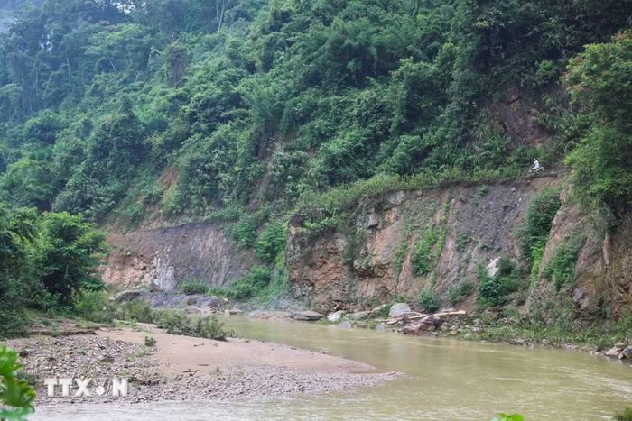 Mưa lớn xảy ra từ nhiều ngày qua khiến bờ suối Nậm Ngân sạt lở mạnh, tuyến đường từ bản Xốp Kho đi Na Ngân ( xã Nga My, Nghệ An) có nguy cơ sạt lở tiếp. (Ảnh: Xuân Tiến/TTXVN)