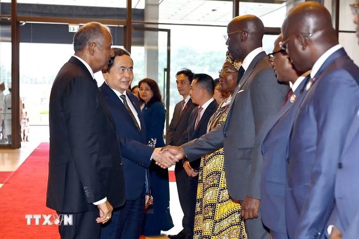 Chủ tịch Quốc hội Trần Thanh Mẫn với thành viên đoàn Côte d’Ivoire. (Ảnh: Doãn Tấn/TTXVN) ​