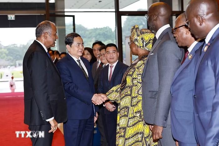 Chủ tịch Quốc hội Trần Thanh Mẫn với thành viên đoàn Côte d’Ivoire. (Ảnh: Doãn Tấn/TTXVN)