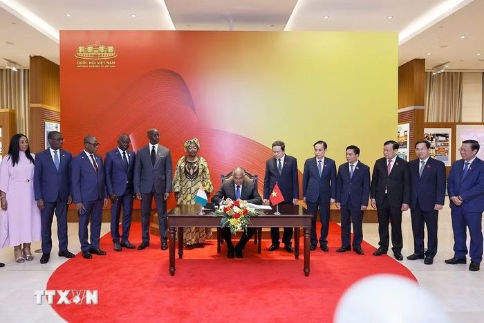 Chủ tịch Quốc hội Cộng hòa Côte d’Ivoire (Bờ Biển Ngà) Patrick Achi ký sổ lưu niệm. (Ảnh: Doãn Tấn/TTXVN)