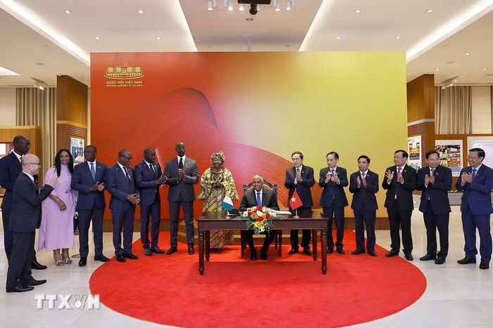 Chủ tịch Quốc hội Cộng hòa Côte d’Ivoire (Bờ Biển Ngà) Patrick Achi ký sổ lưu niệm. (Ảnh: Doãn Tấn/TTXVN)