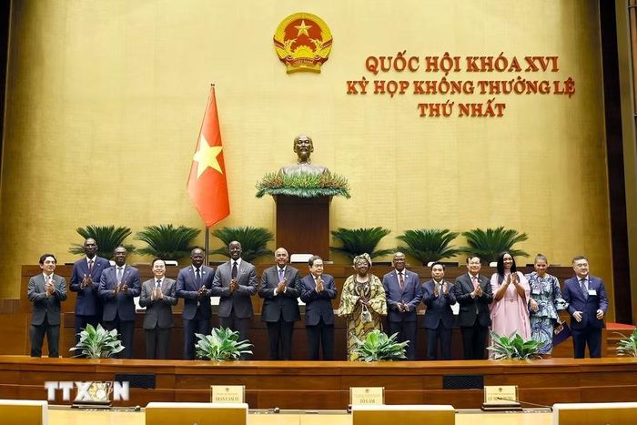 Chủ tịch Quốc hội Trần Thanh Mẫn cùng Chủ tịch Quốc hội Cộng hòa Côte d’Ivoire Patrick Achi tham quan Hội trường Diên Hồng nhà Quốc hội. (Ảnh: Doãn Tấn/TTXVN)