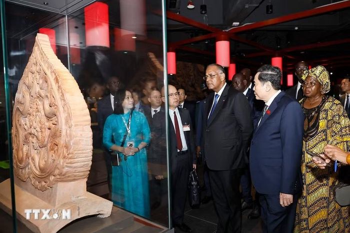 Chủ tịch Quốc hội Trần Thanh Mẫn cùng Chủ tịch Quốc hội Cộng hòa Côte d’Ivoire Patrick Achi tham quan Khu trưng bày khảo cổ dưới lòng tòa nhà Quốc hội. (Ảnh: Doãn Tấn/TTXVN)