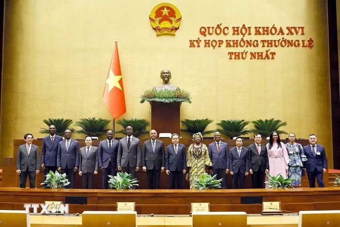 Chủ tịch Quốc hội Trần Thanh Mẫn cùng Chủ tịch Quốc hội Cộng hòa Côte d’Ivoire Patrick Achi tham quan Hội trường Diên Hồng nhà Quốc hội. (Ảnh: Doãn Tấn/TTXVN)