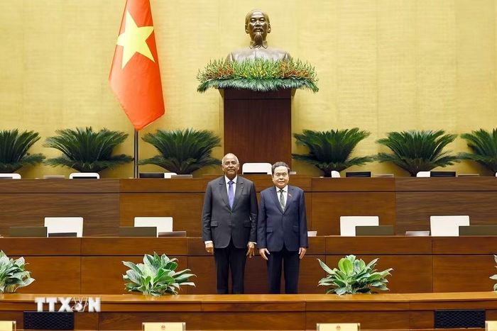 Chủ tịch Quốc hội Trần Thanh Mẫn cùng Chủ tịch Quốc hội Cộng hòa Côte d’Ivoire Patrick Achi tham quan Hội trường Diên Hồng nhà Quốc hội. (Ảnh: Doãn Tấn/TTXVN)