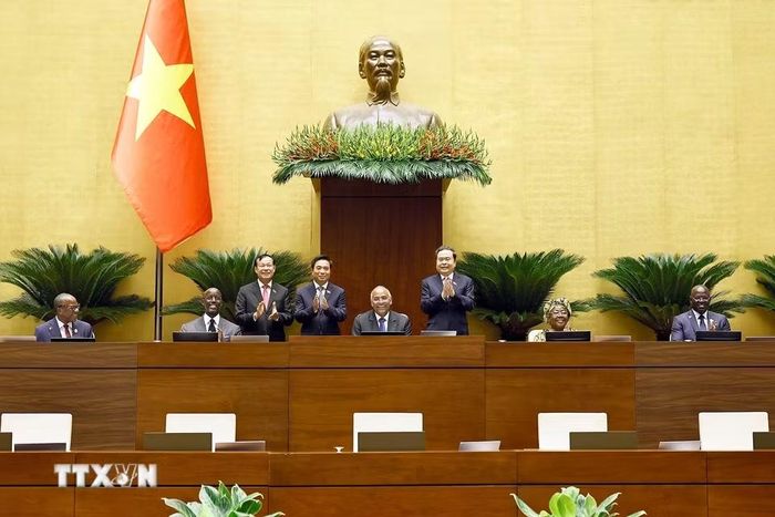 Chủ tịch Quốc hội Trần Thanh Mẫn cùng Chủ tịch Quốc hội Cộng hòa Côte d’Ivoire Patrick Achi tham quan Hội trường Diên Hồng nhà Quốc hội. (Ảnh: Doãn Tấn/TTXVN)