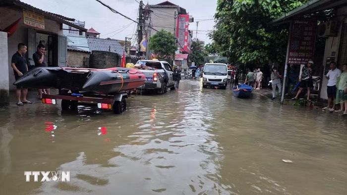 Xuồng cứu hộ và vật tư ứng cứu người dân vùng ngập lụt được các lực lượng chức năng huy động tới đường Nhị Thanh, phường Tam Thanh, tỉnh Lạng Sơn. (Ảnh: Quang Duy/TTXVN)