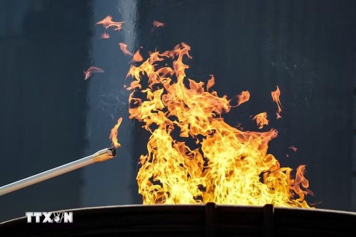 Nghi thức thắp đuốc ASIAD 2026 tại sân vận động quốc gia Nhật Bản ở Tokyo ngày 18/8/2026. (Ảnh: THX/TTXVN phát)