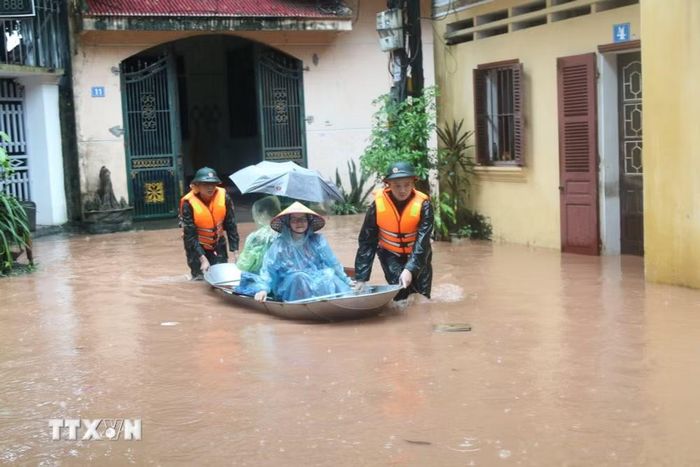 Cán bộ, chiến sỹ Bộ Chỉ huy Quân sự tỉnh Lạng Sơn hỗ trợ người dân vùng ngập lụt Phố Muối, phường Tam Thanh. (Ảnh: Quang Duy.TTXVN)