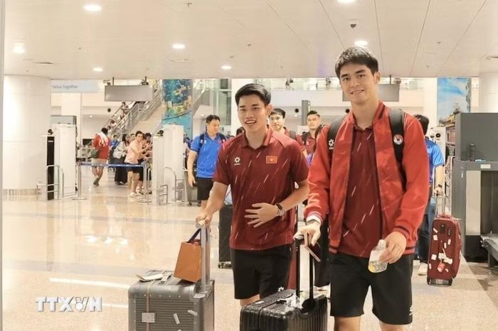 Đội tuyển Việt Nam về tới sân bay quốc tế Nội Bài. (Ảnh: Minh Quyết/TTXVN)