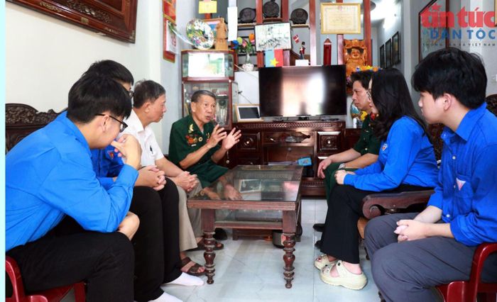 Cựu chiến binh Nguyễn Văn Hợi chia sẻ những kỷ niệm về thời chiến đấu cùng đồng đội với các bạn đoàn viên thanh niên.