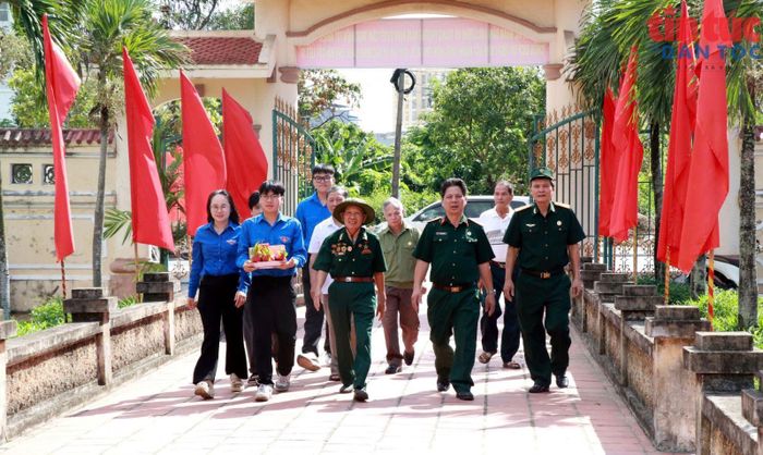 Cựu chiến binh Nguyễn Văn Hợi và các cựu chiến binh cùng đoàn viên thanh niên trong phường dâng hương tại nghĩa trang Lộc Vượng, phường Nam Định.