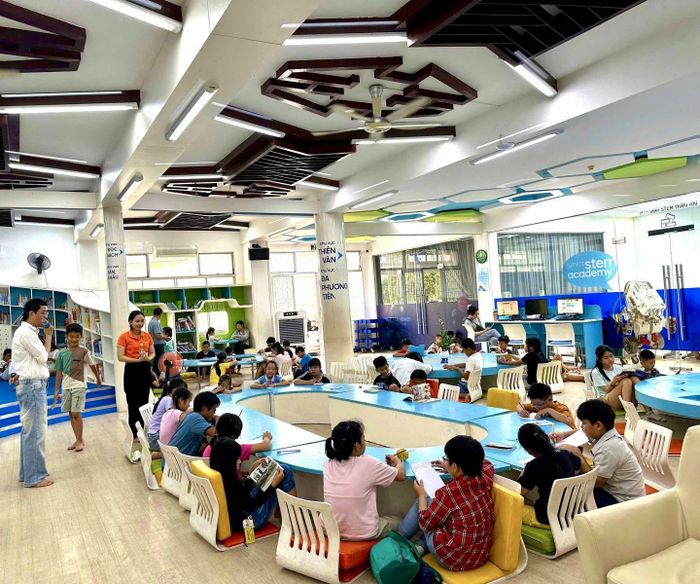 Các em thiếu nhi đọc sách tại Thư viện Khoa học tổng hợp TP Hồ Chí Minh hè 2026.
