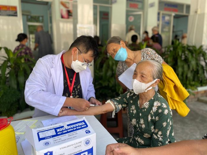 Việc khám sức khỏe cho người cao tuổi là rất cần thiết, giúp phát hiện sớm các bệnh không lây.