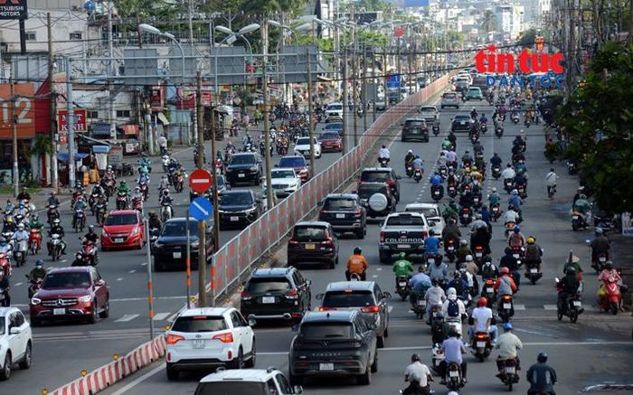 Quốc lộ 13 hiện chỉ 4 - 6 làn xe. Một độ phương tiện lưu thông trên tuyến luôn đông đúc.