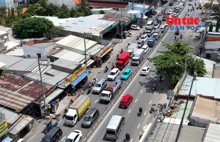 Ùn tắc kéo dài trên Quốc lộ 13 hướng về trung tâm thành phố.