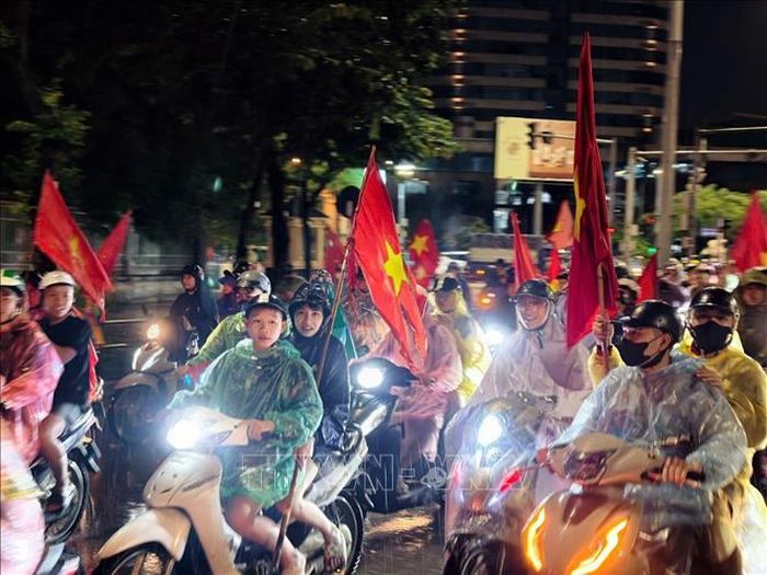 Dù trời đang mưa, hàng nghìn cổ động viên đổ ra đường ăn mừng chiến thắng của đội nhà trước Thái Lan. Ảnh: Minh Quyết/TTXVN