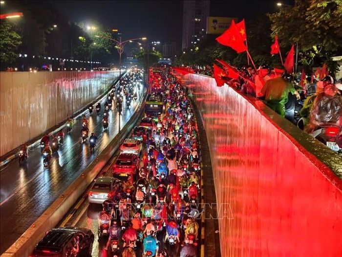 Dù trời đang mưa, hàng nghìn cổ động viên đổ ra đường ăn mừng chiến thắng của đội nhà trước Thái Lan. Ảnh: Minh Quyết/TTXVN