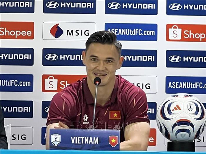 Thủ môn tuyển Việt Nam Lê Giang Patrik trả lời họp báo sau trận đấu. Ảnh: Phạm Hải/TTXVN