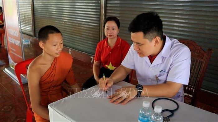 Y bác sĩ khám bệnh và cấp phát thuốc miễn phí cho các hòa thượng, tăng sinh tại chùa Pa Pha O, thành phố Luang Prabang, Bắc Lào. Ảnh: Xuân Tú/TTXVN