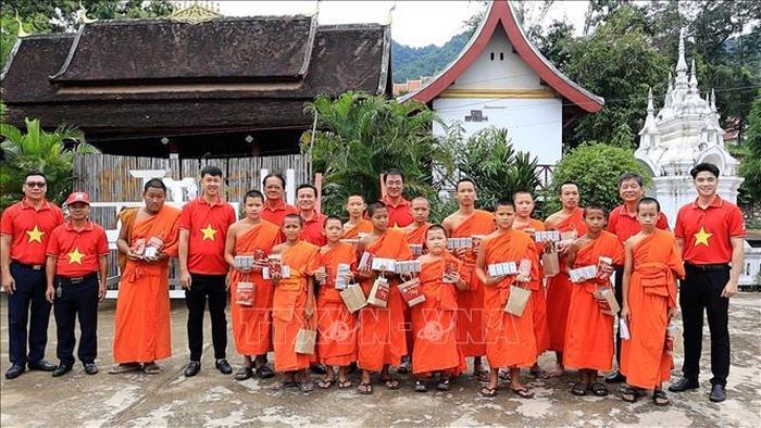 Ban Tổ chức khám bệnh, cấp phát thuốc miễn phí và tặng quà cho các hòa thượng, tăng sinh tại chùa Pa Pha O, thành phố Luang Prabang, Bắc Lào. Ảnh: Xuân Tú/TTXVN