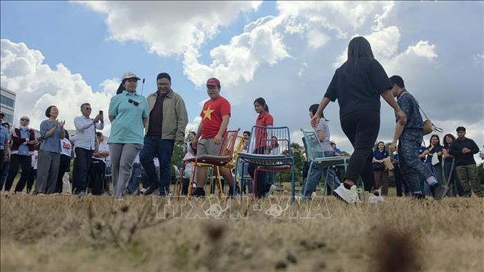 Trò chơi tranh ghế (Musical chair) sôi nổi ngoài trời thu hút đông đảo thành viên các phái đoàn ASEAN tại Brussels tham gia. Ảnh: Lan Anh - Duy Tùng/TTXVN
