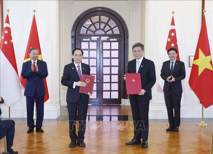 Tổng Bí thư, Chủ tịch nước Tô Lâm và Thủ tướng Singapore Lawrence Wong chứng kiến lễ trao các văn kiện hợp tác giữa hai nước trong khuôn khổ chuyến thăm cấp Nhà nước tới Singapore, ngày 29/5/2026. Ảnh: Thống Nhất/TTXVN
