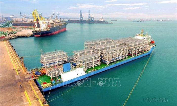 Lô hàng module nặng 1.200 tấn, do Công ty TNHH Công nghiệp nặng Doosan Enerbility Việt Nam (Doosan Vina) tại Khu kinh tế Dung Quất (Quảng Ngãi) chế tạo, lên tàu xuất khẩu sang Singapore. Ảnh: TTXVN phát