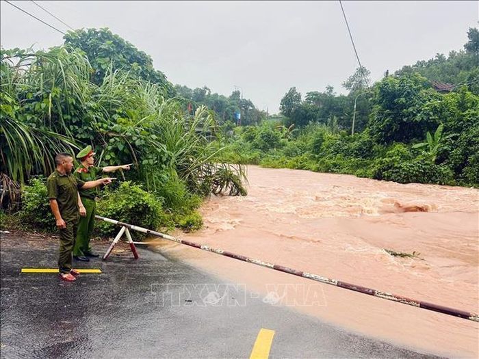 Lực lượng Công an xã và an ninh cơ sở xã Điền Xá (Quảng Ninh) triển khai phòng, chống bão số 4. Ảnh: Văn Đức/TTXVN