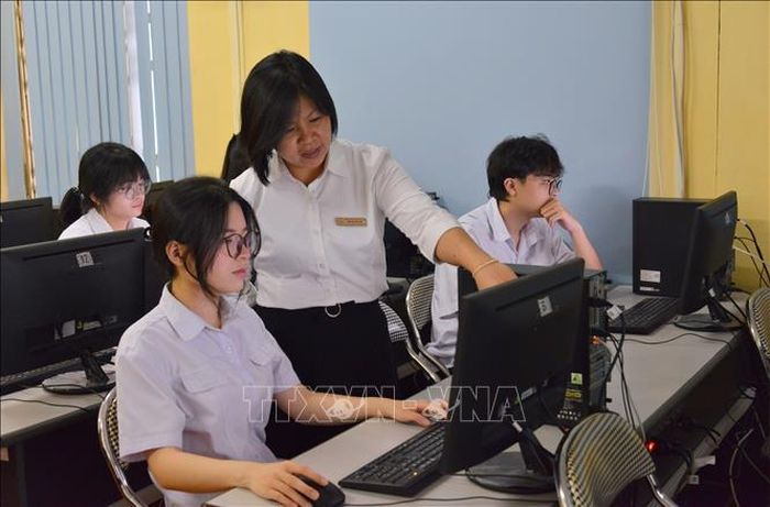 Giảng viên Nguyễn Kim Anh (Trường Đại học Hàng hải Việt Nam) hướng dẫn em Nguyễn Mai Chi các kiến thức quan trọng để tham gia kỳ thi.