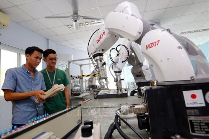 Các học viên thực hành lập trình và vận hành Robot tại Trung tâm Đào tạo khu công nghệ cao Thành phố Hồ Chí Minh. Ảnh tư liệu - minh họa: TTXVN phát