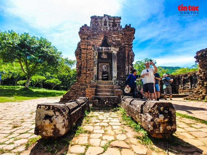 Khu đền tháp Mỹ Sơn nằm tại thôn Mỹ Sơn, xã Thu Bồn, thành phố Đà Nẵng, giữa một thung lũng được núi rừng bao bọc.